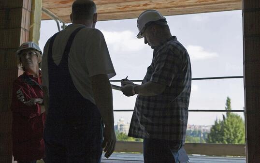 PERSONENFREIZUEGIGKEIT, BAUSTELLE, BAUARBEITER, BAU, BAUBRANCHE, BAUWESEN, ARBEIT, ARBEITER, ARBEITSPLAETZE, ARBEITSPLATZ, SCHWARZARBEIT, SCHWARZARBEITER, KONTROLLE, KONTROLLEUR, BEWILLIGUNG, ARBEITSBEWILLIGUNG, VERSICHERUNG, AUSLAENDER, AUSWEIS, KONJUNKTU