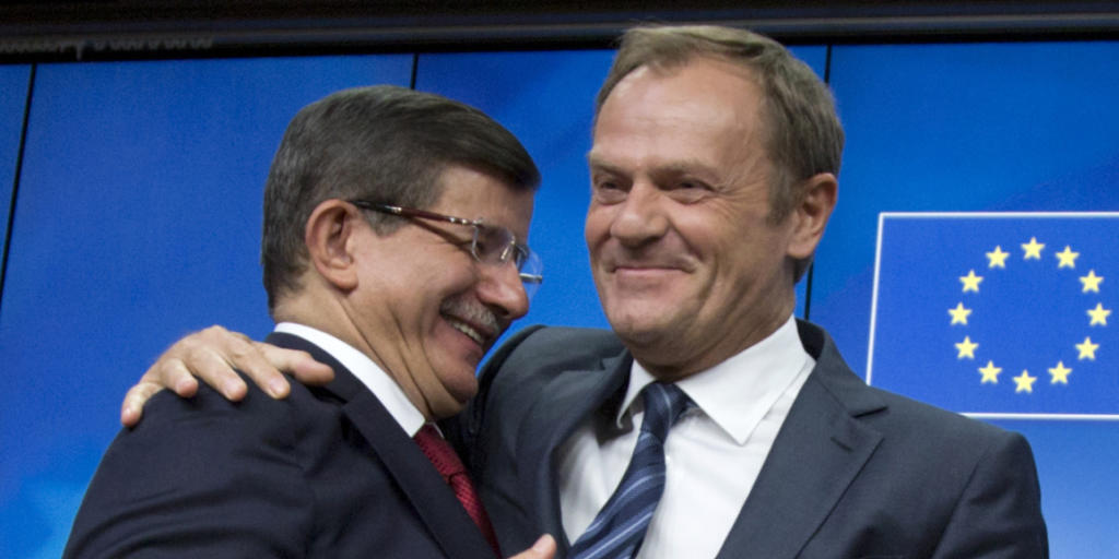 Der türkische Ministerpräsident Ahmet Davutoglu (links) in freundschaflicher Umarmung mit EU-Ratspräsident Donald Tusk. Davutoglu ist sichtlich zufrieden nach dem Gipfeltreffen EU-Türkei am Sonntag in Brüssel.