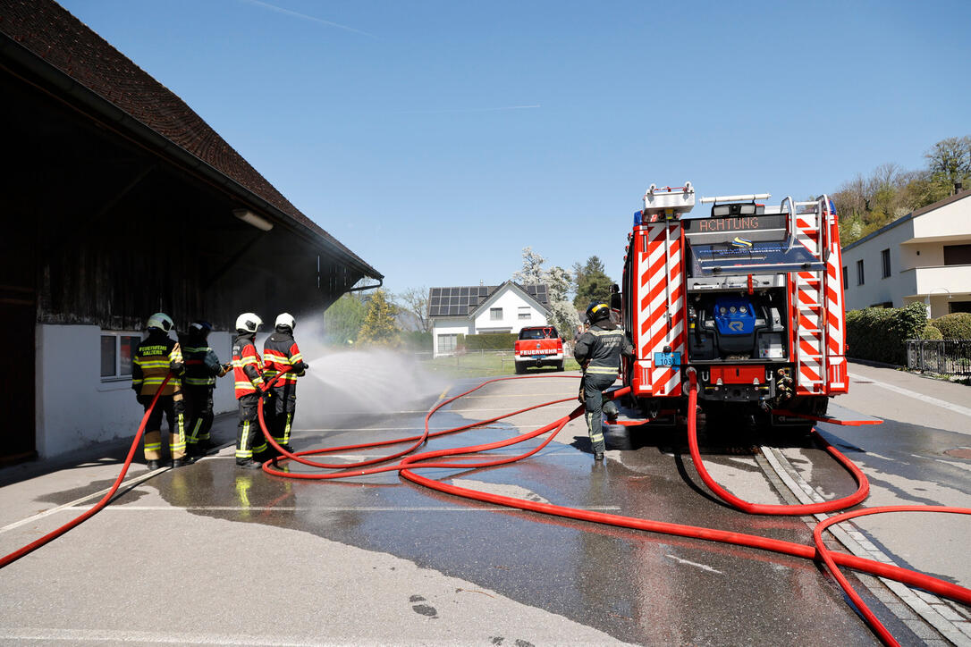 Schluss&uuml;bung beim Kurs f&uuml;r neue Feuerwehrleute beim "Restaurant L&ouml;wen&raquo; in Gamprin-Bendern.