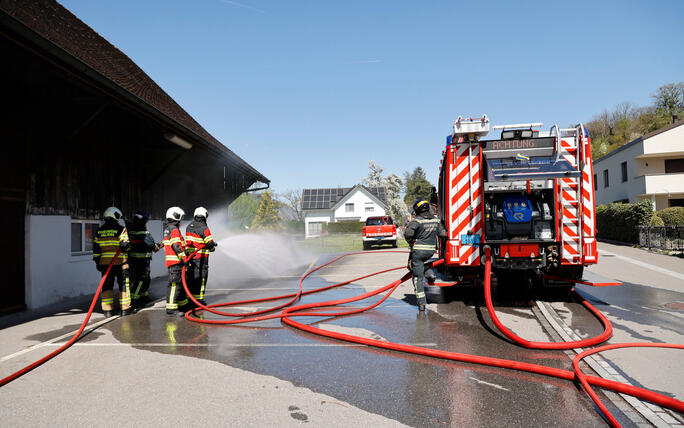 Schluss&uuml;bung beim Kurs f&uuml;r neue Feuerwehrleute beim "Restaurant L&ouml;wen&raquo; in Gamprin-Bendern.