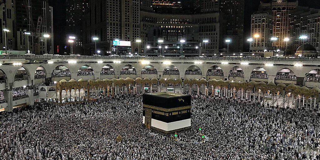 Kurz vor Beginn der Hadsch, der Wallfahrt für Muslime, hat Saudi-Arabien  trotz Coronavirus die Moscheen wieder geöffnet. Im Bild die Kaaba, das zentrale Heiligtum des Islam. (Archivbild)