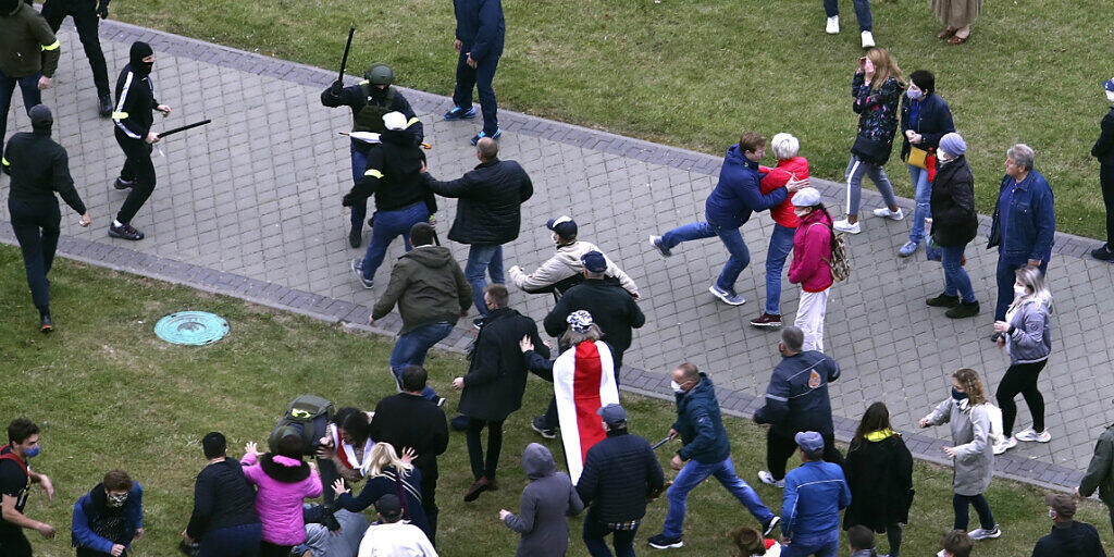 Bei erneuten Protesten der Opposition gegen Machthaber Lukaschenko kommt es in der weißrussischen Hauptstadt zu gewaltsamen Zusammenstößen zwischen Demonstranten und Polizisten. Demnach gab es bereits am frühen Nachmittag 50 Festnahmen. Foto: Uncredited/AP/dpa