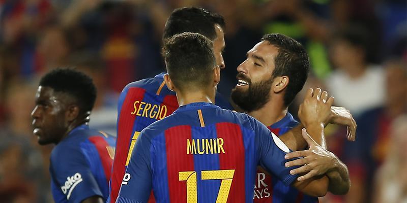 Arda Turan (rechts) traf im Supercup gegen Sevilla zweimal