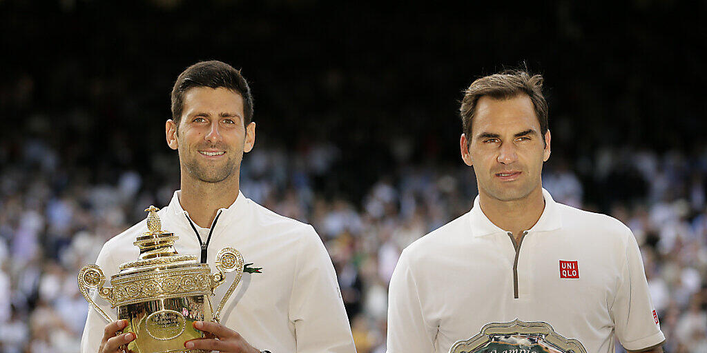Roger Federer (rechts) und der Sieger Novak Djokovic lieferten sich einen epischen Wimbledon-Final Roger Federer (rechts) und der Sieger Novak Djokovic lieferten sich einen epischen Wimbledon-Final