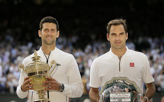 Roger Federer (rechts) und der Sieger Novak Djokovic lieferten sich einen epischen Wimbledon-Final