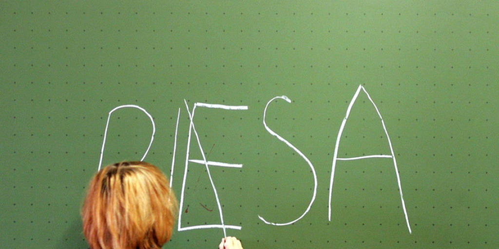 Die Resultate der aktuellen PISA-Studie 2015 werden in der Schweiz derzeit nicht interpretiert. Weil unter anderem die Erhebungsmethode von Papiertests auf computerbasierte Tests geändert wurde, wird die Vergleichbarkeit mit den früheren Studien in Frage gestellt.