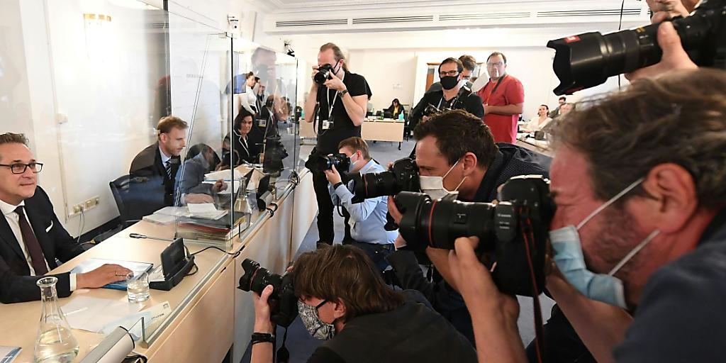 Heinz-Christian Strache (l), ehemaliger FP&Ouml;-Parteivorsitzender und Vizekanzler von &Ouml;sterreich, vor dem Untersuchungsausschusses zur Ibiza-Aff&auml;re im Ausweichquartier des &ouml;sterreichischen Parlaments in der Hofburg. Foto: Helmut Fohringer/APA/dpa