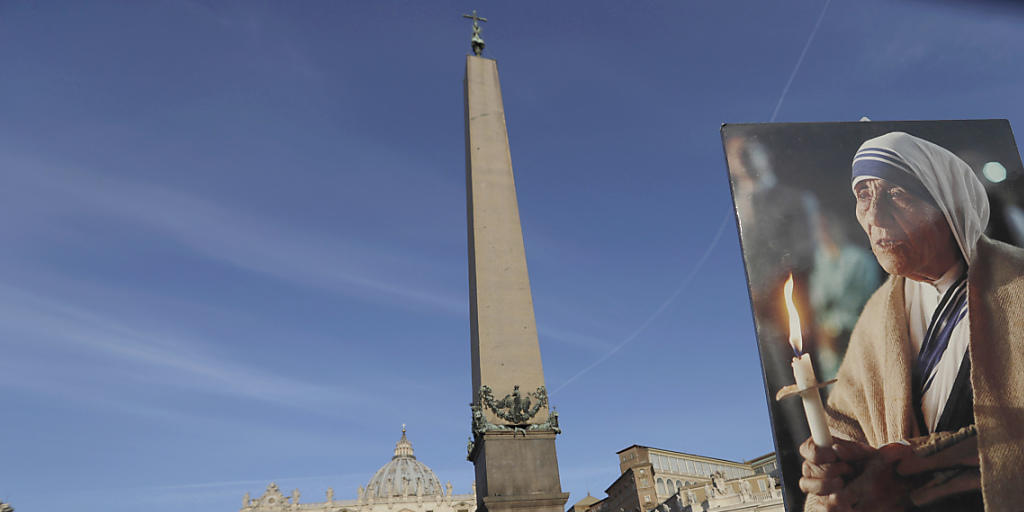 Zehntausende Gl&auml;ubige str&ouml;mten zum Petersplatz in Rom, um der Heiligsprechung von Mutter Teresa beizuwohnen.