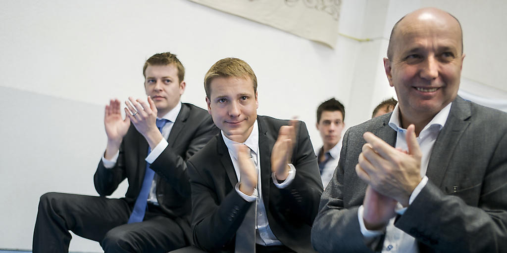 Der bisherige Walliser FDP-Nationalrat Jean-René Germanier (rechts im Bild) ist abgewählt worden. An seiner Stelle gewählt wurde das 31-jährige FDP-Mitglied Philippe Nantermod (Bildmitte).