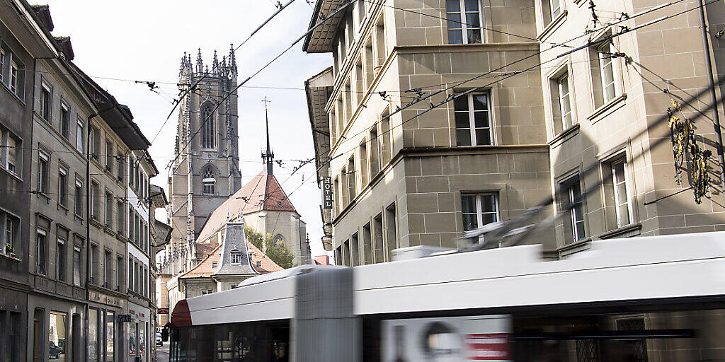 Auch dieser Trolleybus der TPF wird im neuen Betriebs- und Unterhaltszentrum in Givisiez gewartet. (Archivbild)