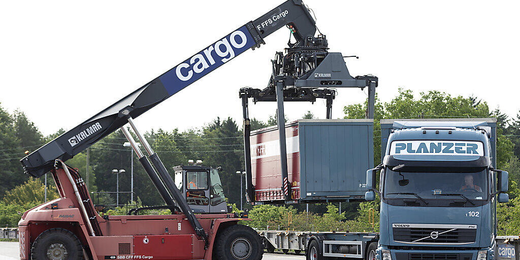 Das Güterverkehrsunternehmen SBB Cargo und vier private Strassentransportunternehmen - darunter Planzer - gehen eine Kooperation ein. (Themenbild)