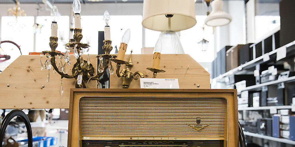 Brockenhäuser machen sich chic für neue Kundensegmente: Altes Radio im Berner Brocki.
