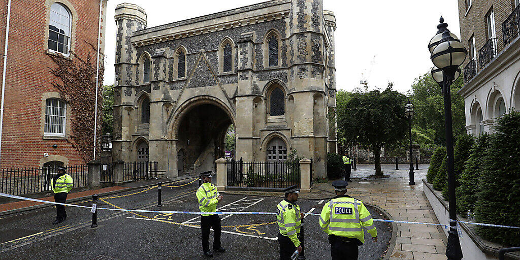Die Polizei in der britischen Stadt Reading sperrte den Zugang zum Tatort im Park Forbury Gardens ab.