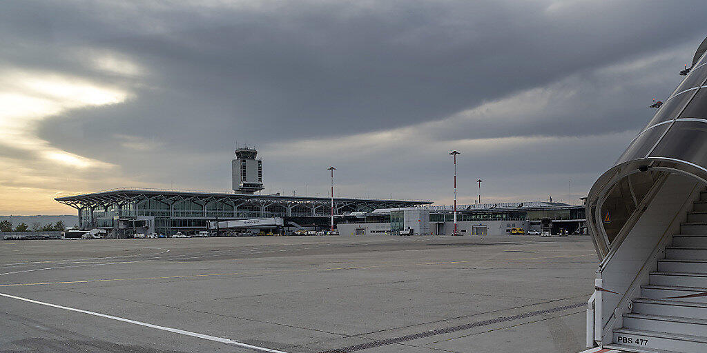 Weil im Tower des Flughafens Basel-Mülhausen Fluglotsen nicht zum Dienst antraten, herrschte Dienstagabend ungewöhnliche Ruhe auf dem Flugfeld: 25 Landungen und 12 Starts fielen aus. (Archivbild)