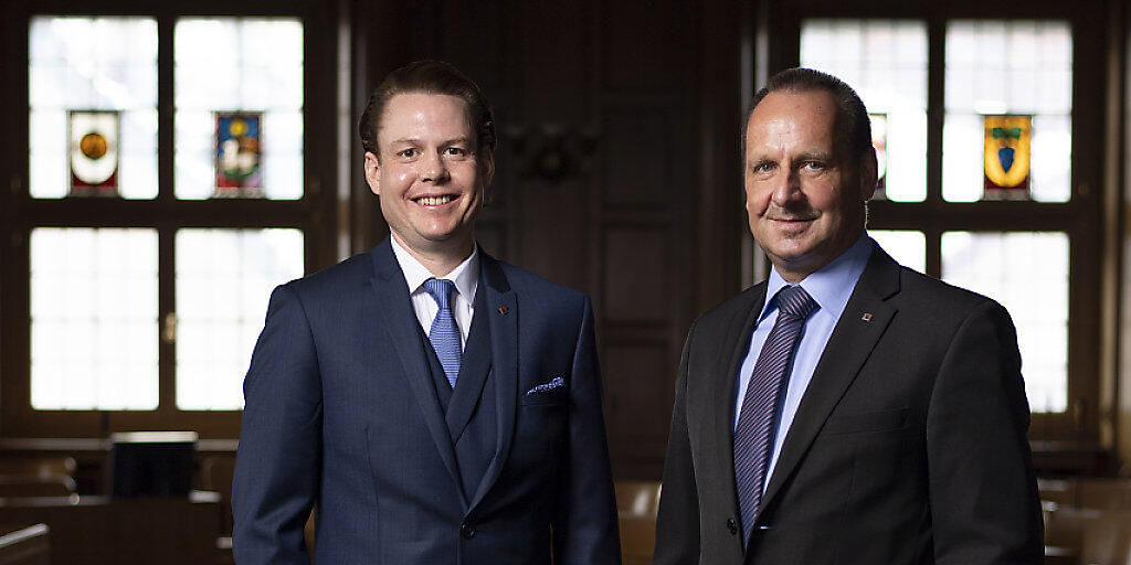 Die neu gew&auml;hlten Ausserrhoder Regierungsr&auml;te Yves No&euml;l Balmer (SP), links, und Hansueli Reutegger (SVP), posieren in Herisau.