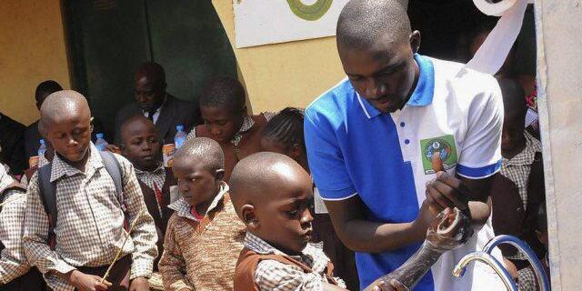 Nigerianische Kinder lernen, wie man die Hände richtig reinigt