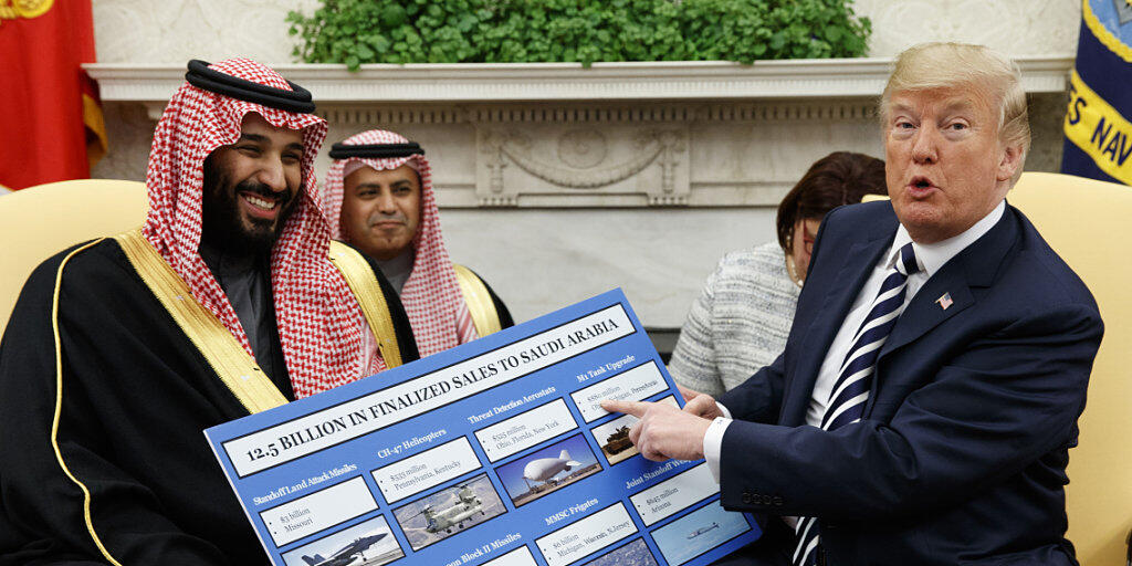 Der US-Senat will mit einer verabschiedeten Resolution die von US-Präsident Donald Trump gewährte Unterstützung Saudi Arabiens im Jemen-Krieg entziehen. (Archivbild mit dem saudischen Kronprinzen Mohammed bin Salman).
