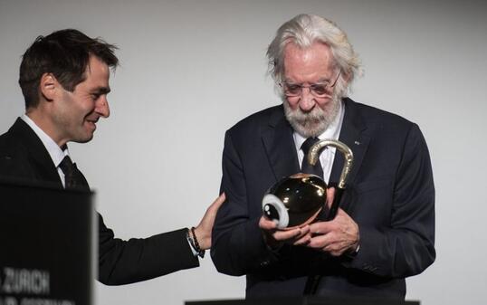 Der kanadische Schauspieler Donald Sutherland erhält die Auszeichnung für sein Lebenswerk von ZFF-Co-Direktor Karl Spoerri.