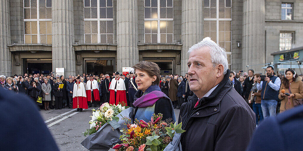 Simonetta Sommaruga und Hans Stöckli nach der Ankunft in Biel.