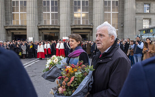 Simonetta Sommaruga und Hans St&ouml;ckli nach der Ankunft in Biel.