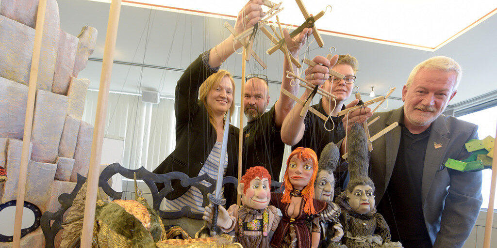 Ensemblemitglieder der Augsburger Puppenkiste und Theaterleiter Klaus Marschall (r.) präsentieren Marionetten aus "Der Ring der Nibelungen". Anlässlich des 70-Jahre-Jubiläums will das Marionettentheater Wagners Opernzyklus in verkürzter Form aufführen.