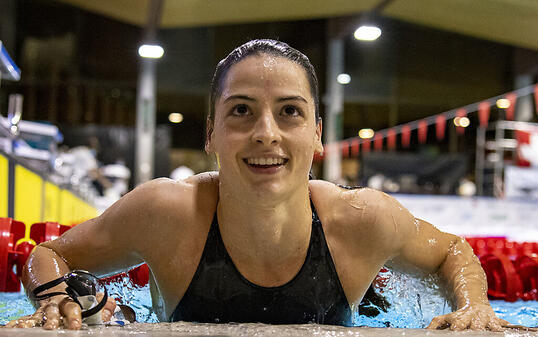 Die Zürcherin Lisa Mamié steigt nach ihrem Titelgewinn über 50 m Brust aus dem Becken