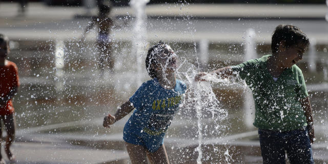 Kinder beim Wasserspiel auf dem Berner Bundesplatz (Symbolbild)