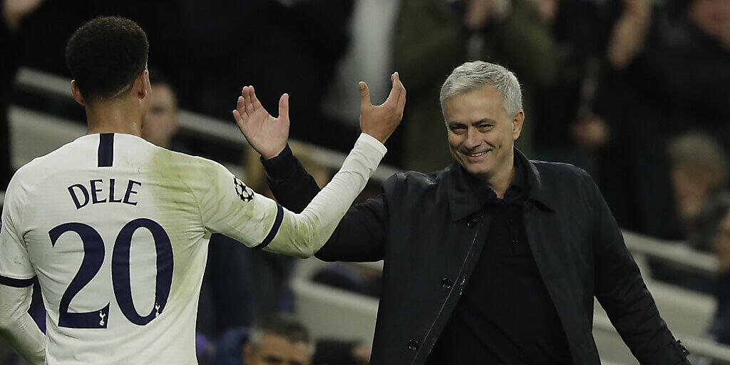 Tottenhams Trainer José Mourinho freute sich über die Geistesgegenwart eines Balljungen