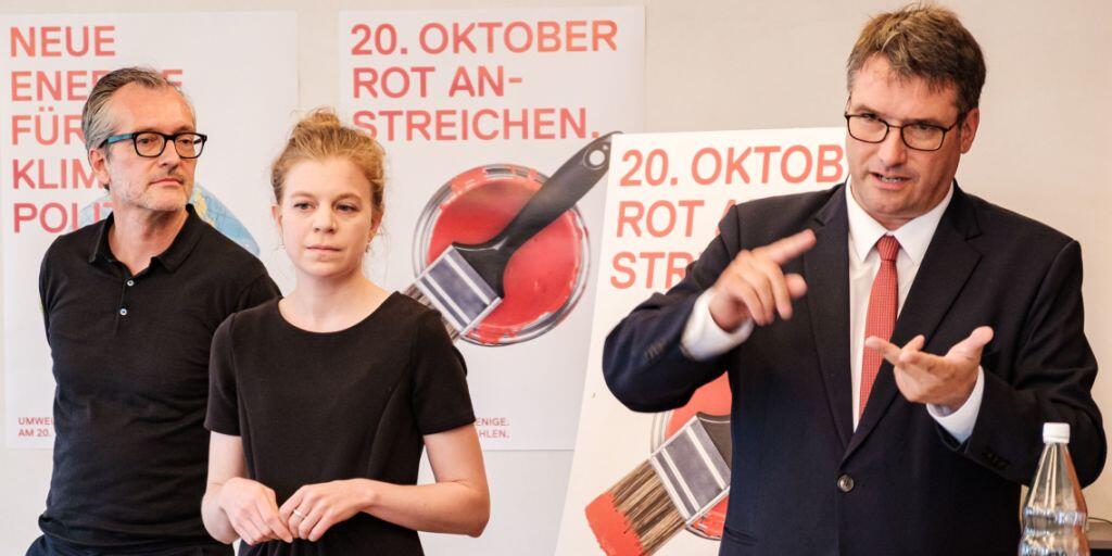 SP-Präsident Christian Levrat (rechts) und Wahlkampfleiterin Nadine Masshardt stellen die Wahlkampfplakate der SP vor.