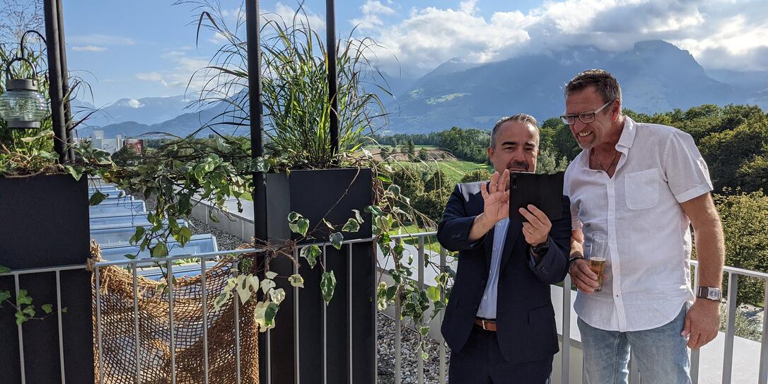 Ideal für ein Selfie: Die Terrasse der Rooftop-Bar «Floor Four» in Bendern.