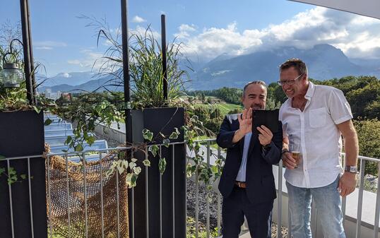 Ideal für ein Selfie: Die Terrasse der Rooftop-Bar «Floor Four» in Bendern.