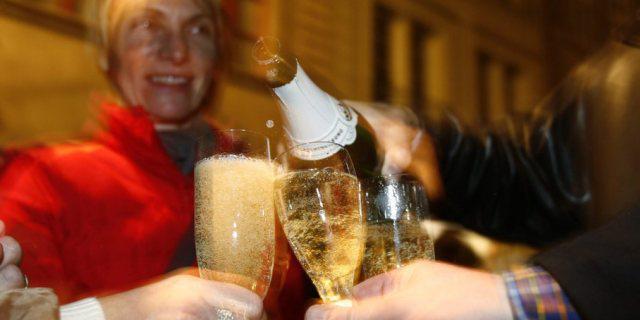 Schaumwein wird oft an Silvester getrunken (Archiv)