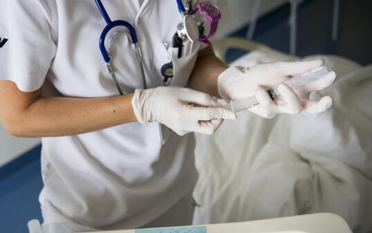 Die von der obligatorischen Krankenversicherung getragenen Gesundheitskosten stiegen 2016 durchschnittlich um 3,8 Prozent. Das hat Auswirkungen auf die Krankenkassenprämien 2018. (Symbolbild)