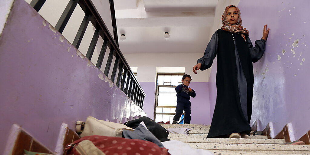 Nach einem Luftangriff in der Nähe einer Schule in Sanaa suchen ein Mädchen und sein Bruder im Schulhaus nach ihren Schulsachen. (Archivbild)