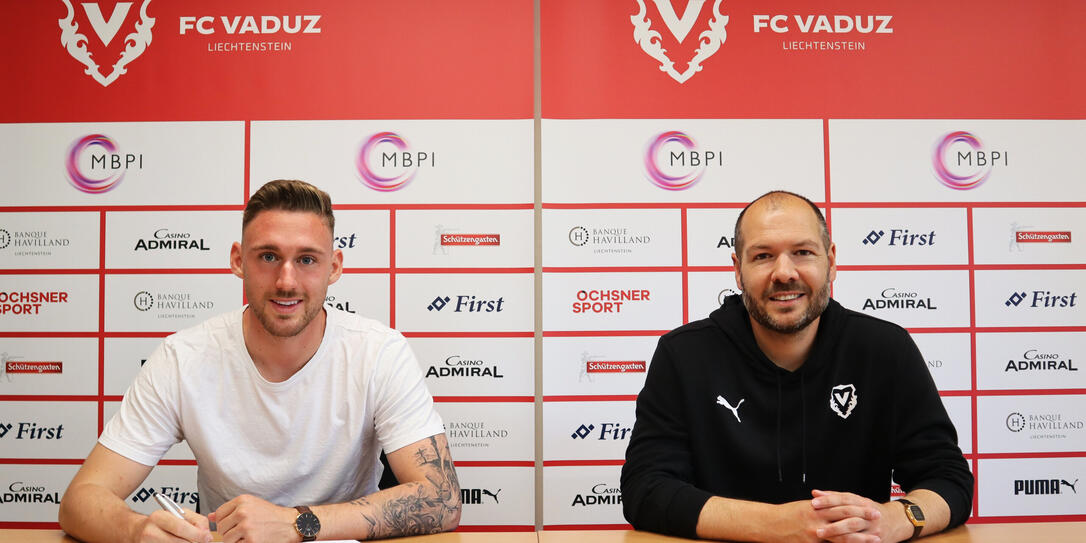 FCV-Neuzugang Marcel Monsberger (links) bei der Vertragsunterzeichnung mit FCV-Sportchef Franz Burgmeier
