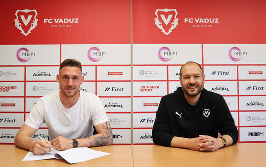 FCV-Neuzugang Marcel Monsberger (links) bei der Vertragsunterzeichnung mit FCV-Sportchef Franz Burgmeier