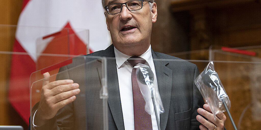 Wirtschaftsminister Guy Parmelin legte am Freitag die Argumente des Bundesrats gegen die Kriegsgeschäfte-Initiative dar. (Archivbild)