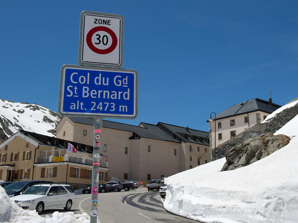 Nach der Schliessung der Passstrasse über den Grossen St. Bernhard bei gleichzeitiger Sanierung des Tunnels ist das Wallis mit Italien nur noch über den Simplonpass verbunden. (Archivbild)