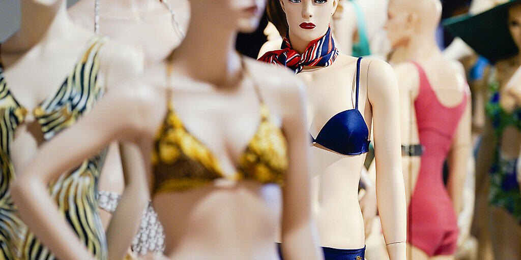 An Puppen angebrachte historische Bikini-Luxusmodelle aus den 1940er bis 1990er-Jahren stehen bei einem Presserundgang vor der Eröffnung des Bikinimuseums im Museum. Die Eröffnung findet am 5. Juli statt. Foto: Uwe Anspach/dpa