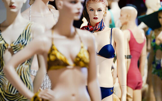 An Puppen angebrachte historische Bikini-Luxusmodelle aus den 1940er bis 1990er-Jahren stehen bei einem Presserundgang vor der Eröffnung des Bikinimuseums im Museum. Die Eröffnung findet am 5. Juli statt. Foto: Uwe Anspach/dpa