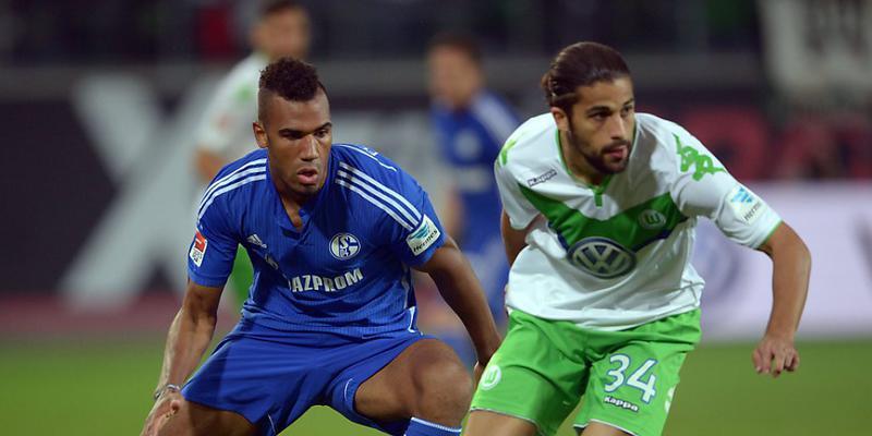 Ricardo Rodriguez (rechts) im Duell mit Schalkes Choupo-Moting