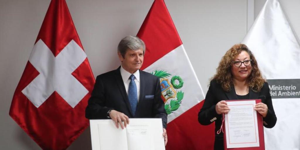 Das Abkommen wurde von der peruanischen Umweltministerin Kirla Echegaray Alfaro und dem Schweizer Botschafter in Peru, Markus-Alexander Antonietti, unterzeichnet. Das Abkommen wurde von der peruanischen Umweltministerin Kirla Echegaray Alfaro und dem Schweizer Botschafter in Peru, Markus-Alexander Antonietti, unterzeichnet.