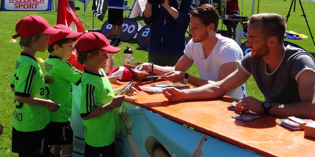 Nicolas Hasler und Peter Jehle geben Autogramme.