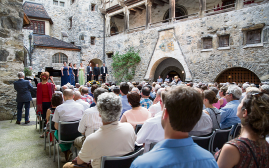 Innenhof Burg Gutenberg