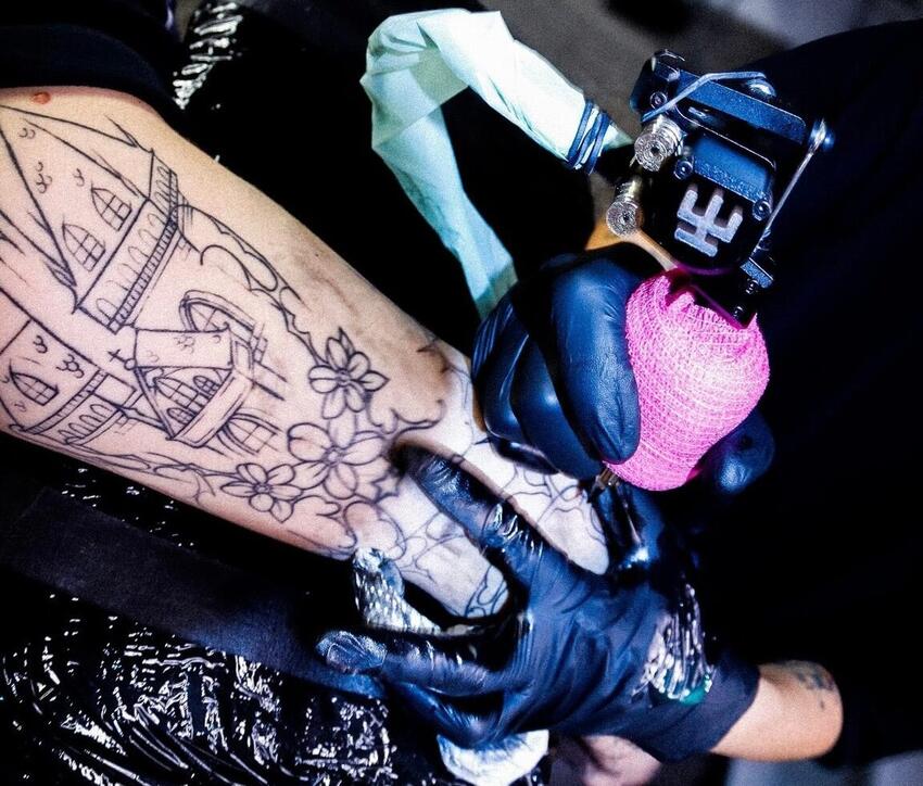 Im Kurs werden die Grundlagen der Technik des Tätowierens erlernt.