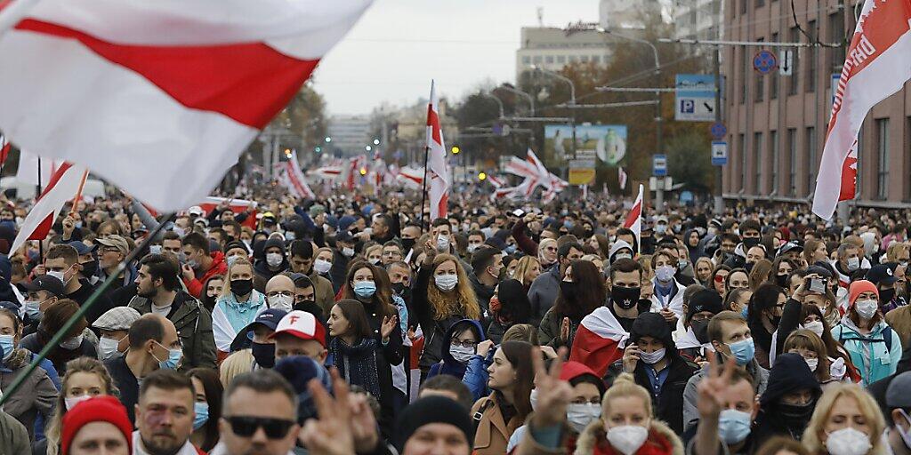 Teilnehmer der Demonstration in Minsk. Foto: -/AP/dpa