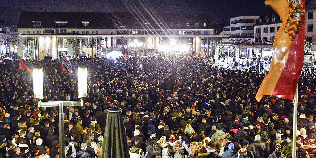In zahlreichen Städten gab es am Donnerstag Gedenkveranstaltungen und Mahnwachen für die Opfer des Anschlags in Hanau. In Berlin hörten tausende Menschen die Rede des deutschen Präsidenten Frank-Walter Steinmeier. (Foto: Martin Meissner/AP Keystone-SDA)