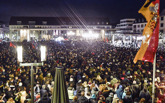 In zahlreichen Städten gab es am Donnerstag Gedenkveranstaltungen und Mahnwachen für die Opfer des Anschlags in Hanau. In Berlin hörten tausende Menschen die Rede des deutschen Präsidenten Frank-Walter Steinmeier. (Foto: Martin Meissner/AP Keystone-SDA)