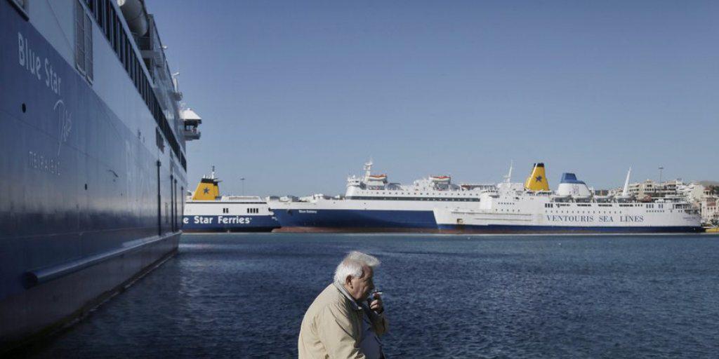 Ein Fährmann raucht vor stillstehenden Fähren im Hafen von Piräus. Die griechischen Seeleute protestieren mit dem Streik gegen die Kürzung ihrer Renten Ein Fährmann raucht vor stillstehenden Fähren im Hafen von Piräus. Die griechischen Seeleute protestieren mit dem Streik gegen die Kürzung ihrer Renten