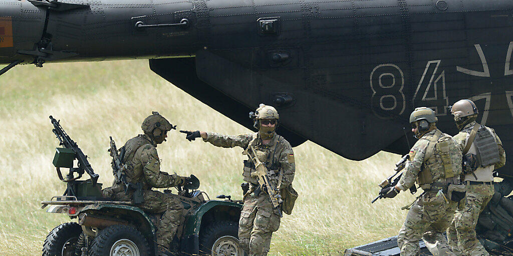 ARCHIV - Soldaten des Kommandos Spezialkräfte (KSK) stürmen auf dem Kasernengelände in Calw während einer Übung ein Fahrzeug. Foto: picture alliance / dpa